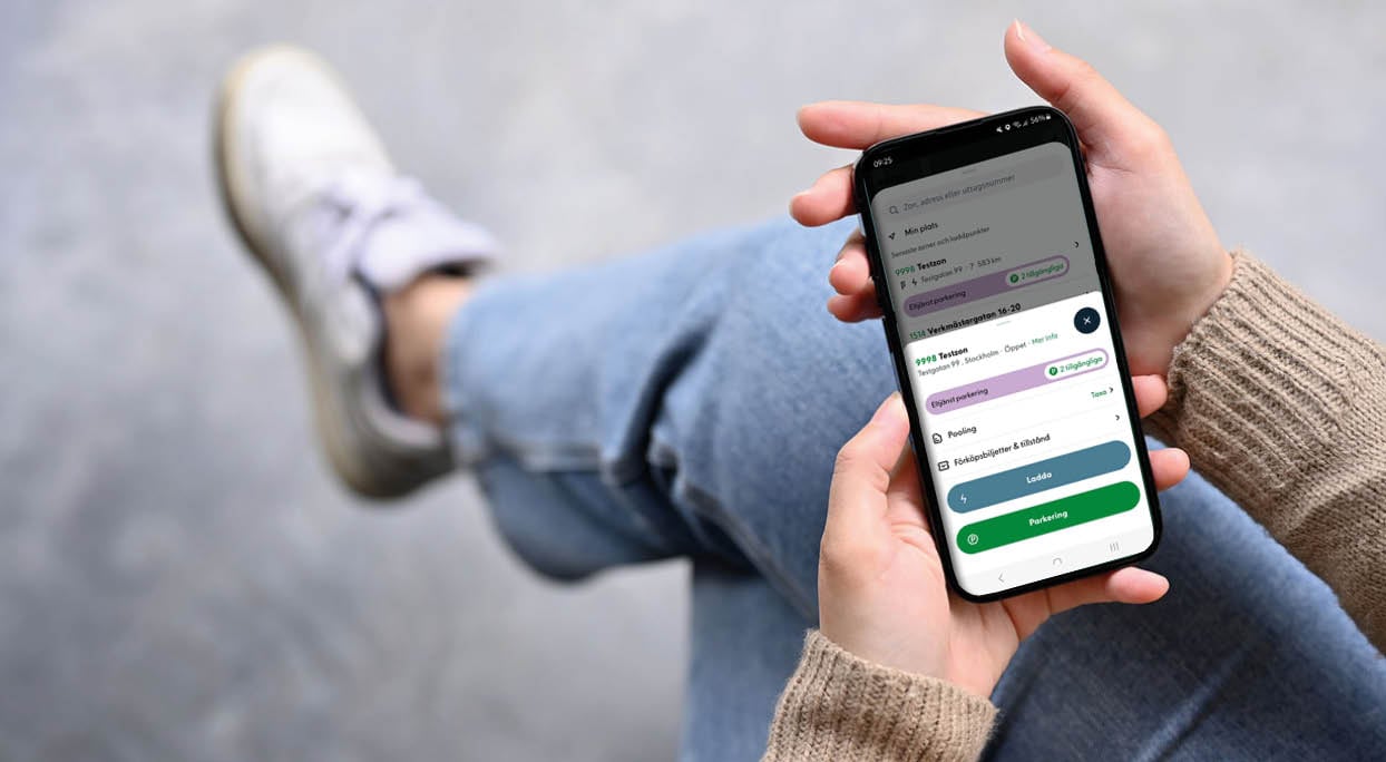 affärskvinna med mobil i garage 