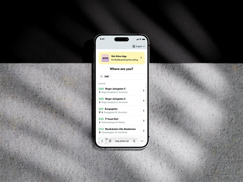 Man i förarsätet med telefon 