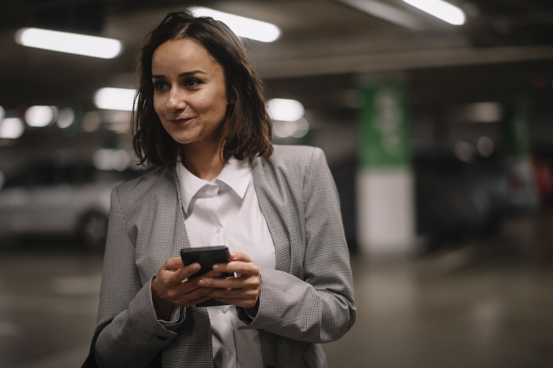 affärskvinna med mobil i garage 